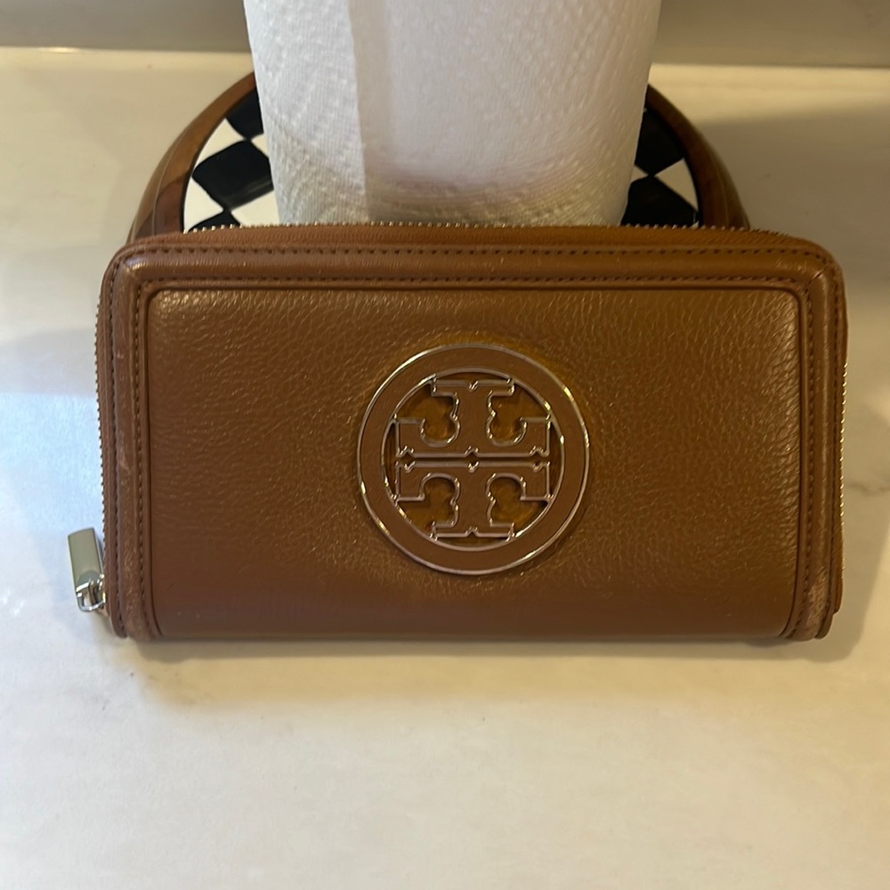 Tory Burch wallet, Coin storage in center, NOTE missing coin zipper pull.